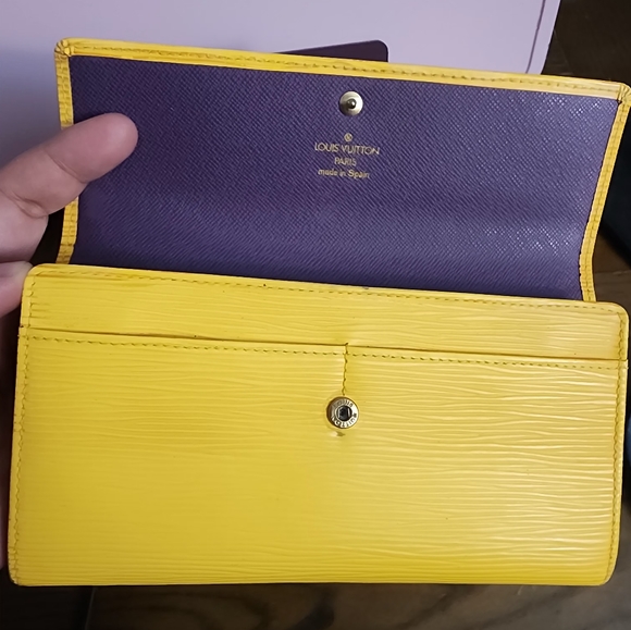 Authentic LOUIS VUITTON Epi Porte Tresor International Snap Wallet in Yellow - Picture 6 of 13